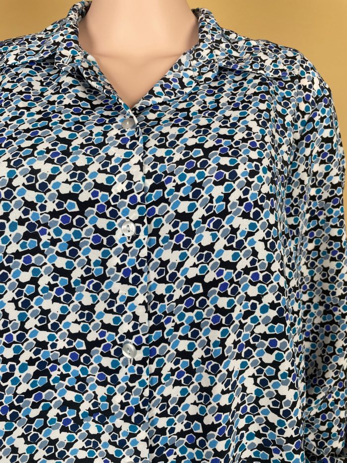 Elegant Floral Patterned Button-Up Shirt - Image 3